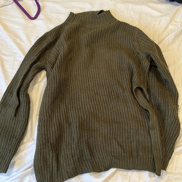 Planet Gold Army green sweater with cut-out in the front - Picture 4 of 4